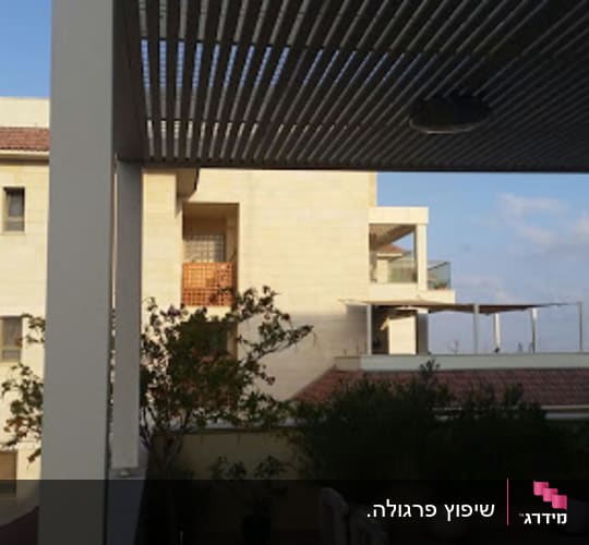 פרגולה מעץ עם צמחים ועציצים על מרפסת